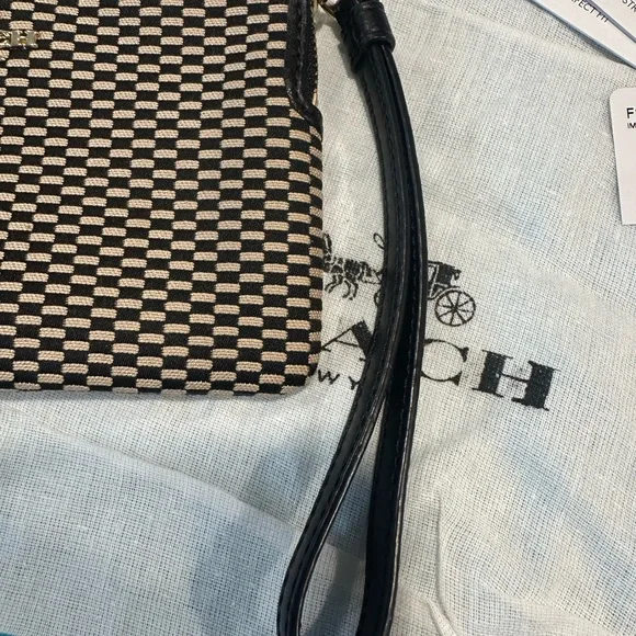 NWT COACH SINGLE CORNER ZIP WRISTLET MILK/BLACK LEGACY JACQUARD 13311 - Picture 7 of 15